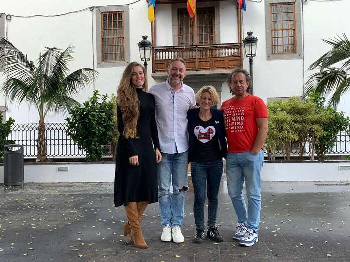 El cómico Juanka y la concejala Auri Saavedra, junto a miembros de la productora Corazón Azul (Foto TA)